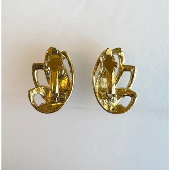 Vintage Trifari Red Enamel Goldtone Clip On Earrings - Picture 2 of 9